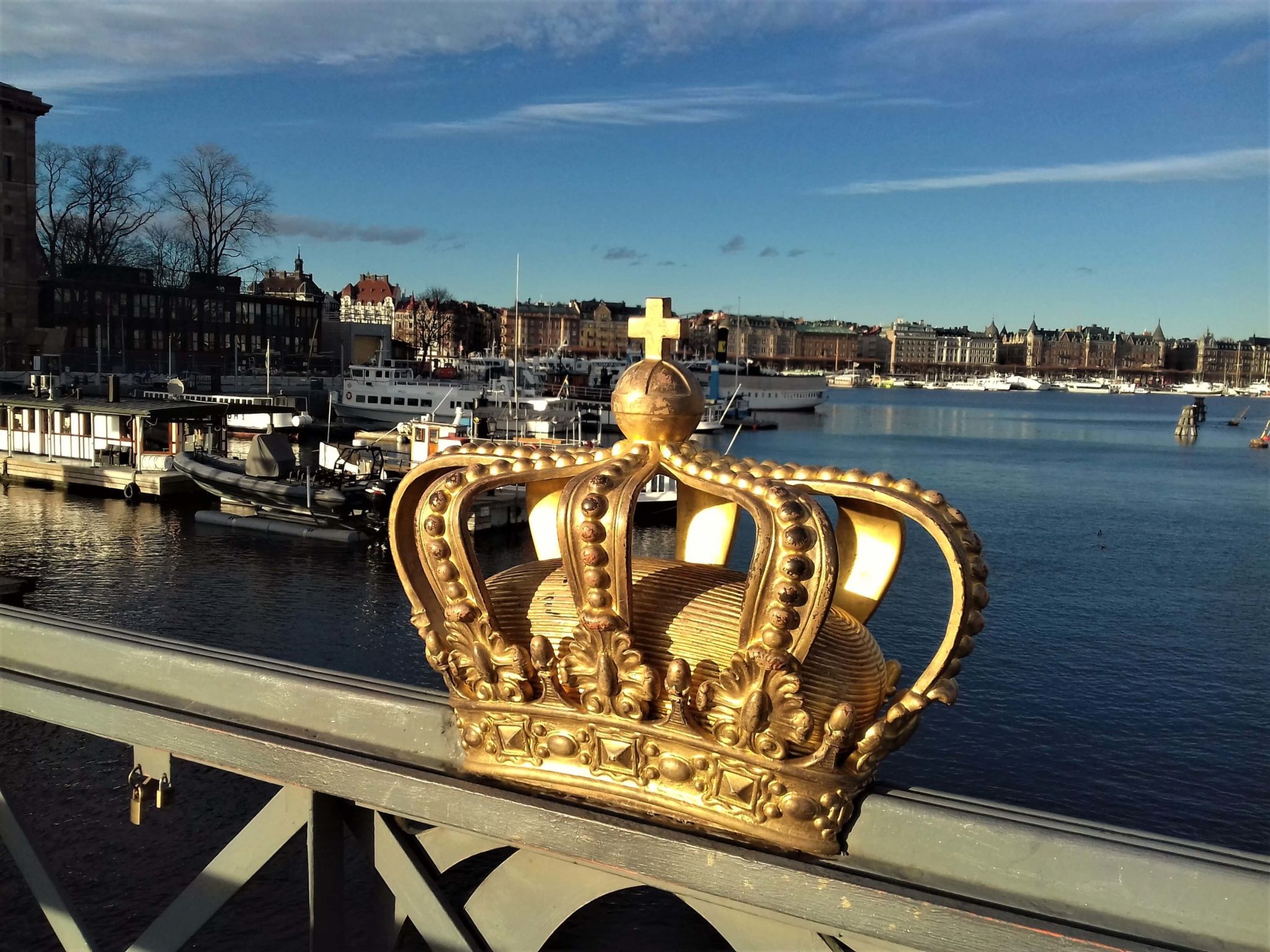 Szwedzka korona na moście w Sztokholmie
