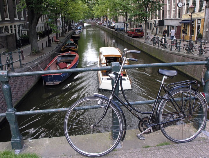 Rower i kanał w Amsterdamie w weekend