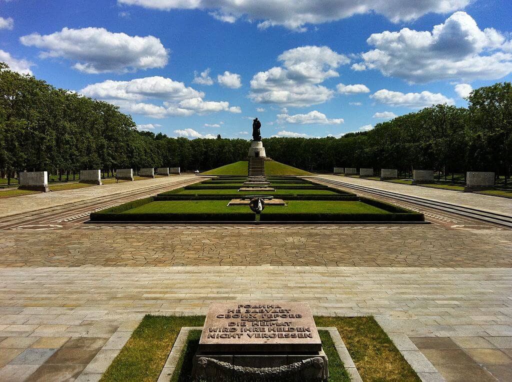 Memoriał Sowieckich żołnierzy w Temptow Parku, co zobaczyć w Berlinie