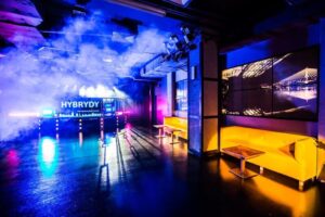 Hybrydy, пустой ночной клуб в Варшаве