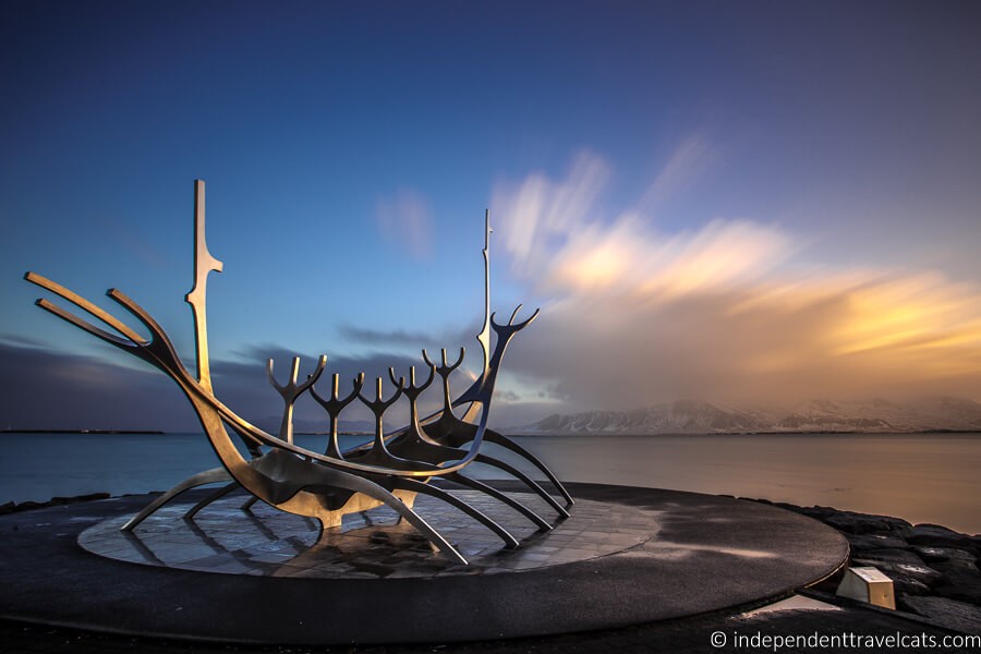 Reykjavik, widok miasta na zachodzie słońca