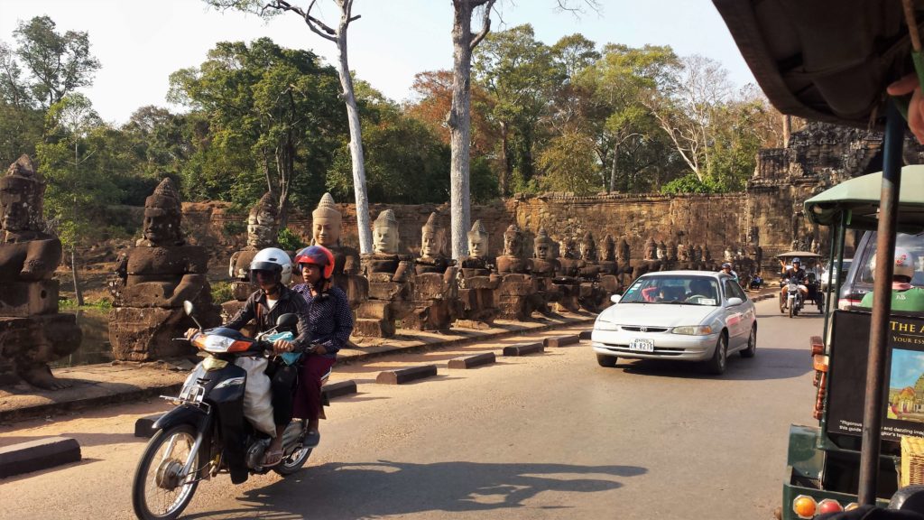 Jazda na Tuk-Tuku na ulicach Phnom Pehn w Kambodży