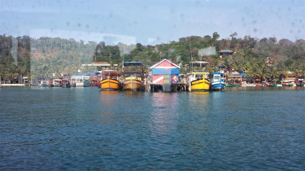 Kolorowe łodzie w porcie Koh Rong, przewodnik turystyczny po Kambodży
