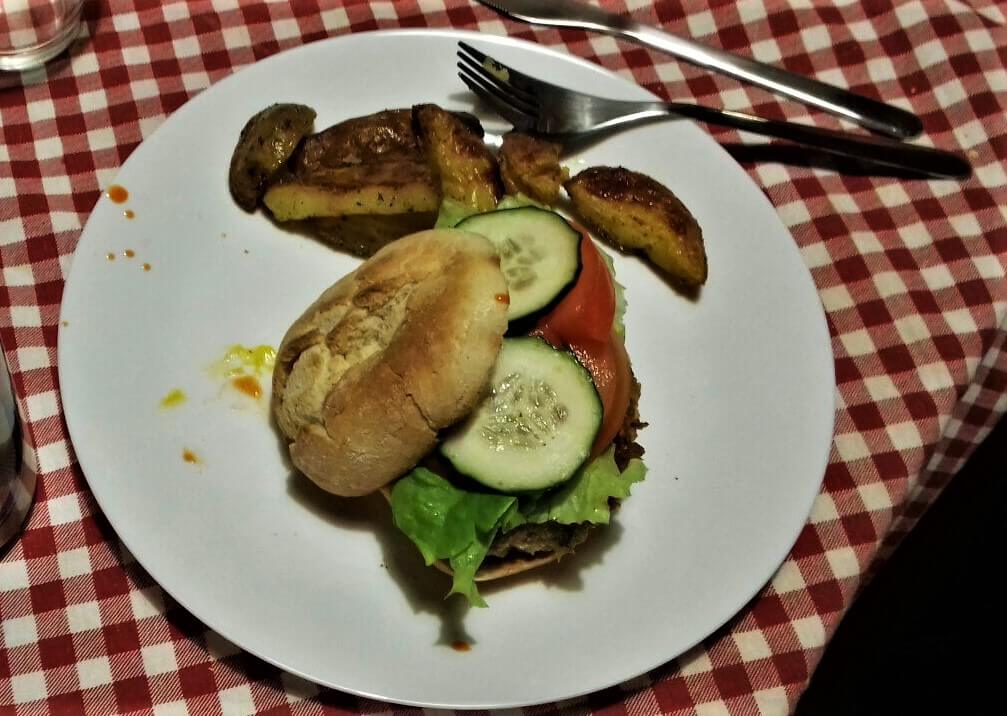 Veggie burger in the hostel in Faro