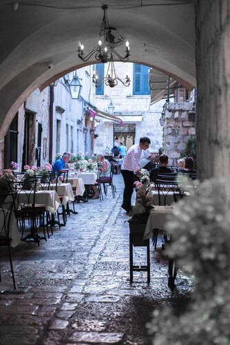 Улица с ресторанами в Дубровнике