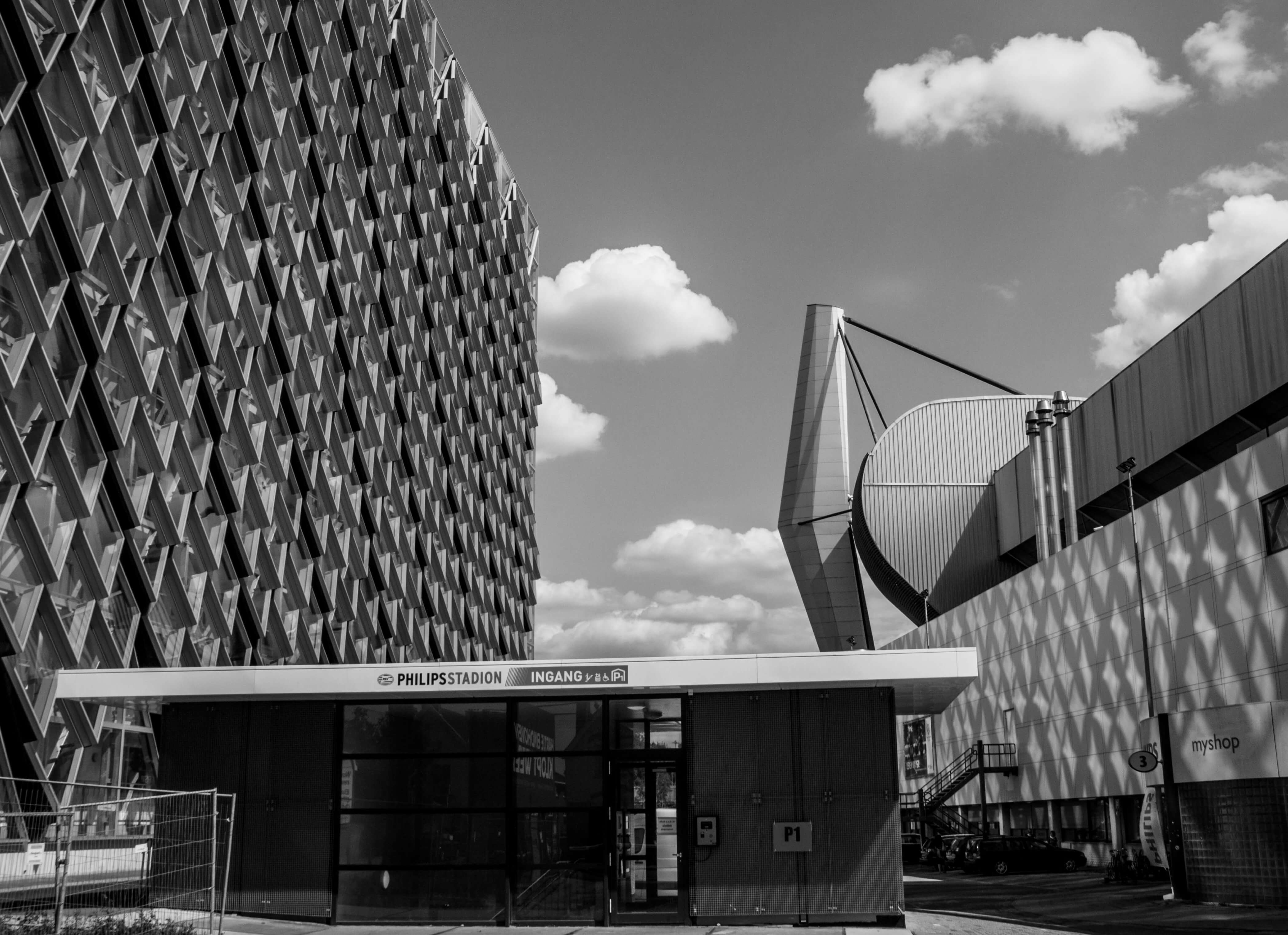czarno biały budynek stadionu Panasonic w Eindhoven, co warto zobaczyć