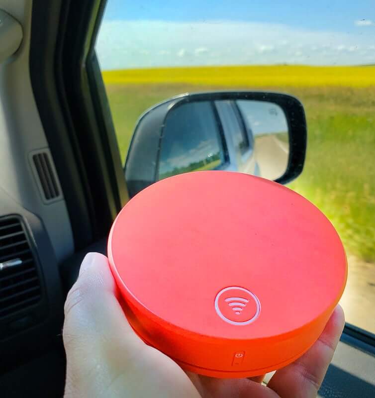 Czerwony przenośny hotspot wi-fi, co wziąć ze sobą w podróż