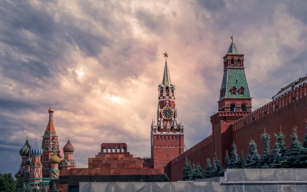 Кремль и Красная площадь в Москве вечером