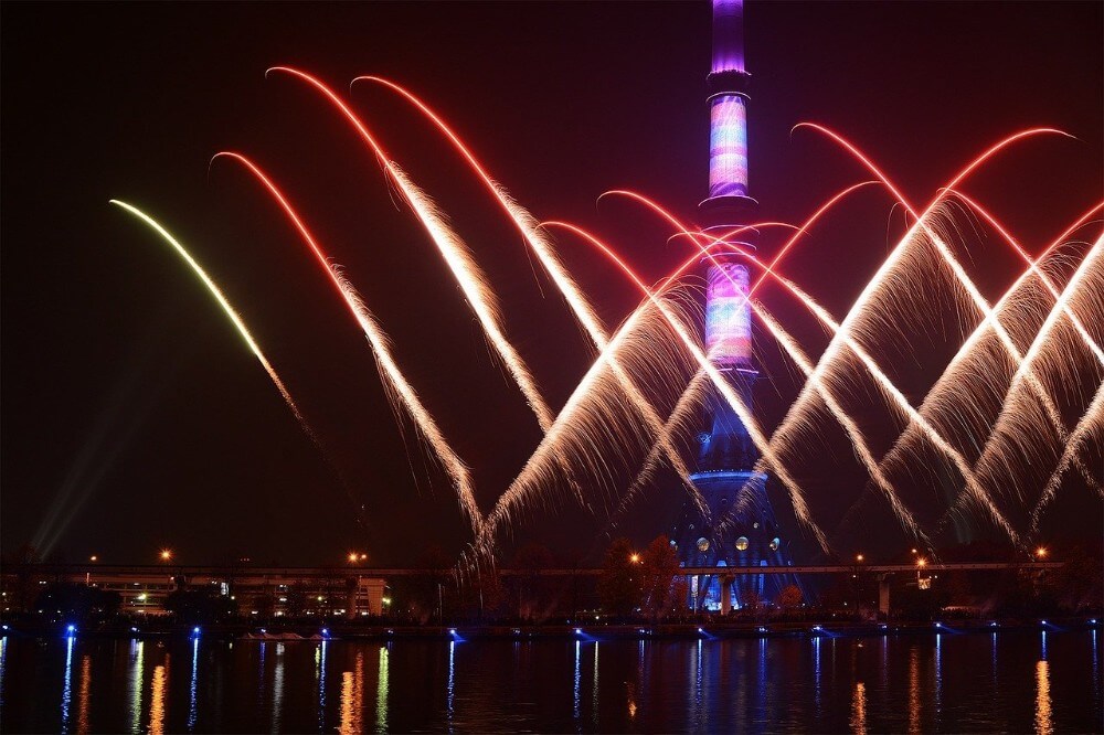 Останкинская башня ночью с подсветкой и фейерверками, Москва с детьми