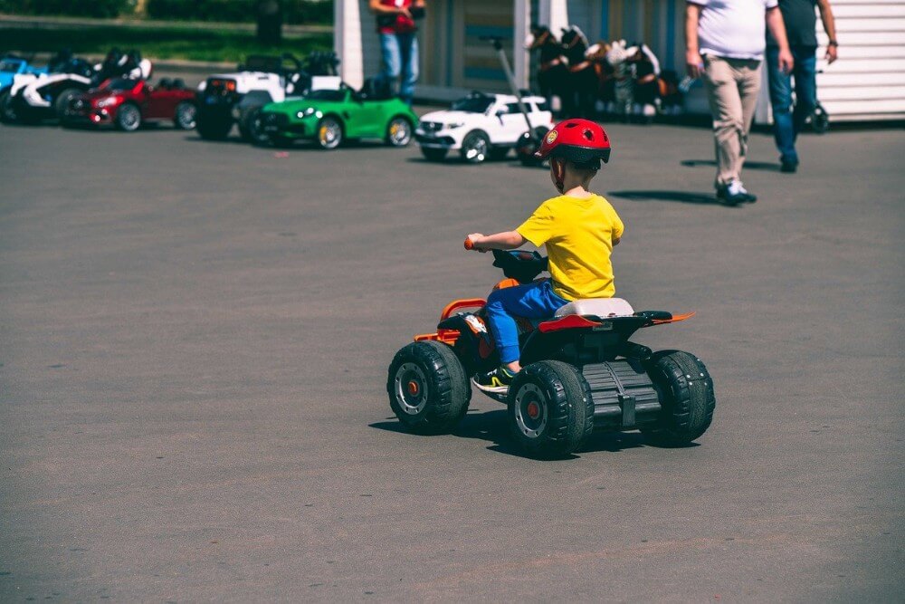 Ребенок катается на машинке на площади в Москве