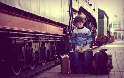 мальчик в Москве на пероне возле поезда с вещами