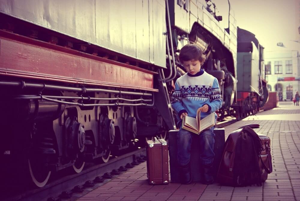 мальчик в Москве на пероне возле поезда с вещами
