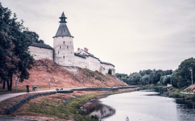Стены псковского крома у реки
