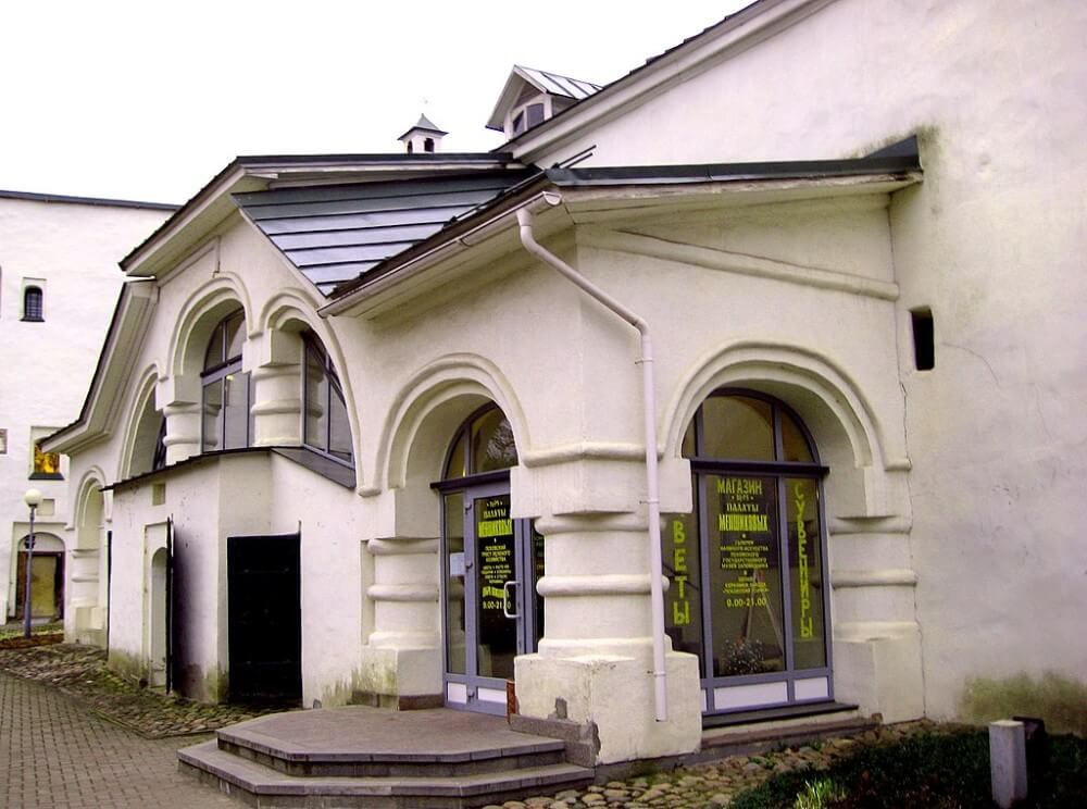 Вторые палаты Меньшиковых в Пскове, цветочный магазин и сувениры