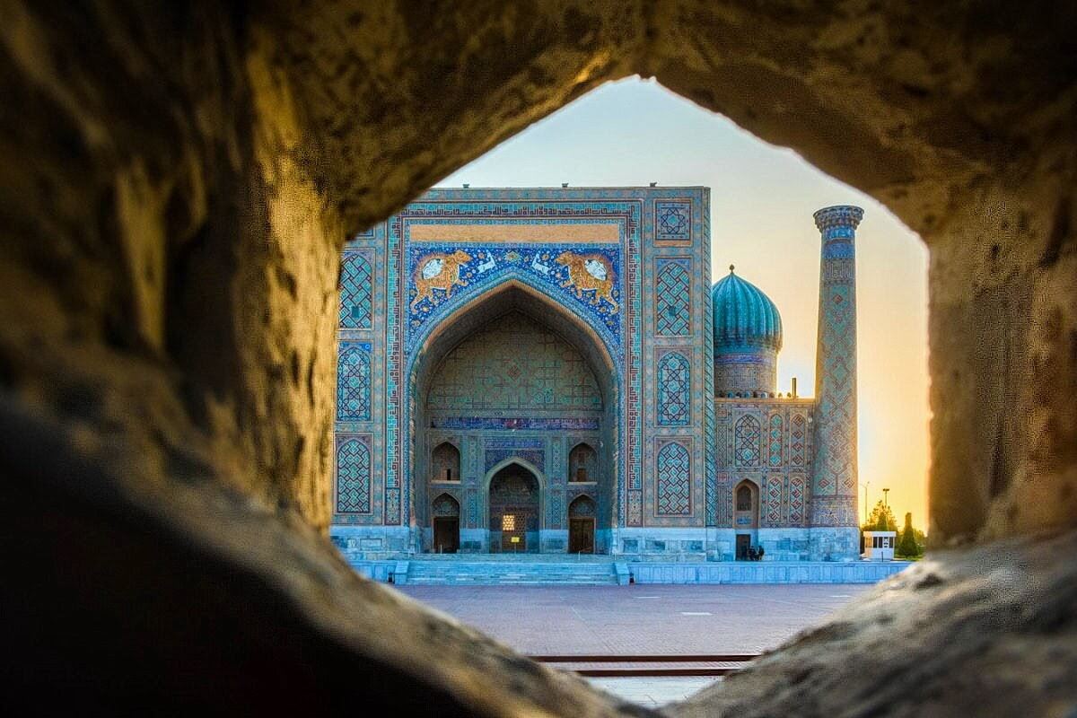 Храм в Узбекистане на закате