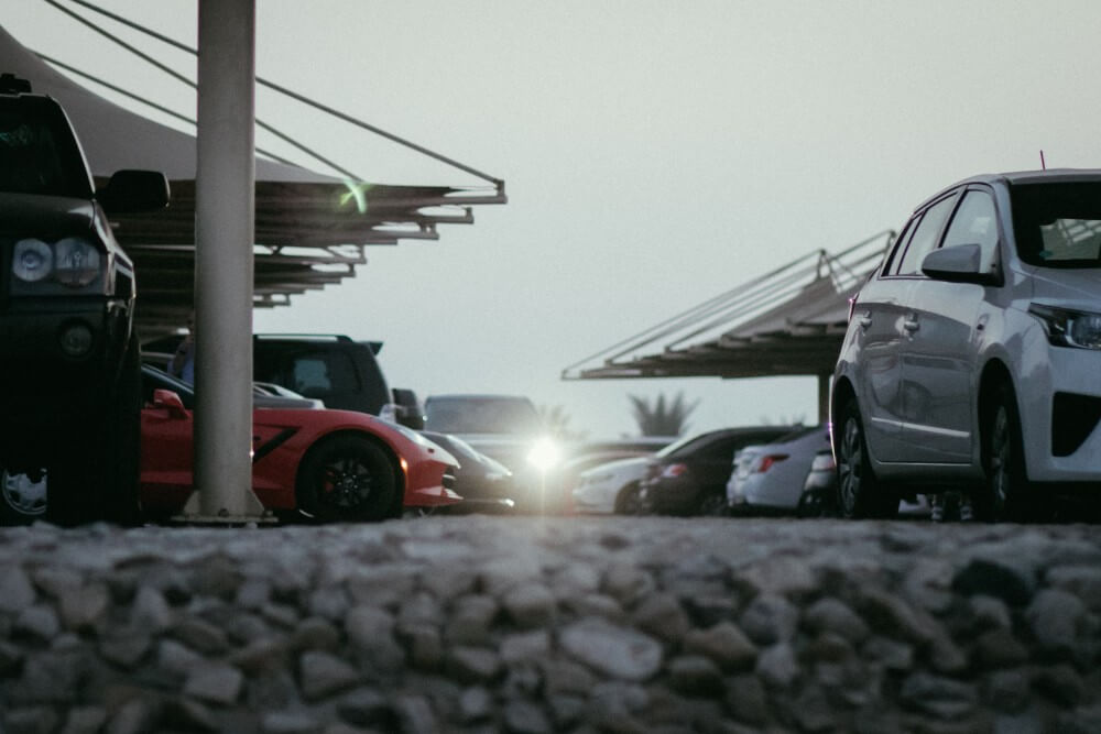 A car parked on the side of a building photo – Free Dubai - united arab  emirates Image on Unsplash